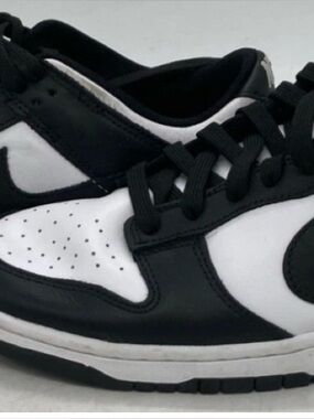 Nike Panda black and white Dunks size 9.5